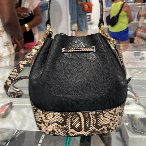 MICHAEL KORS 
Reed Md Pebbled Leather Belted Bucket Messenger Satchel Crossbody - Picture 6 of 16